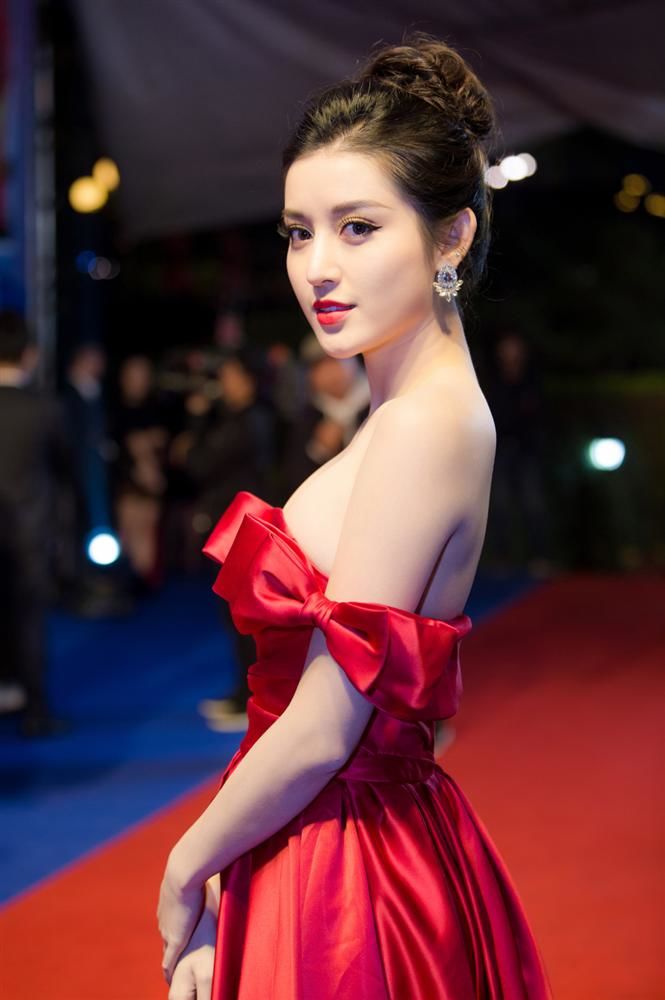 Huyền My nổi tiếng là nàng á hậu lịch thiệp nữ tính
