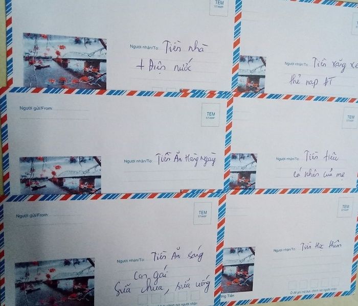 Chia tiền vào từng phong bì, mẹ đơn thân thoải mái nuôi con gái