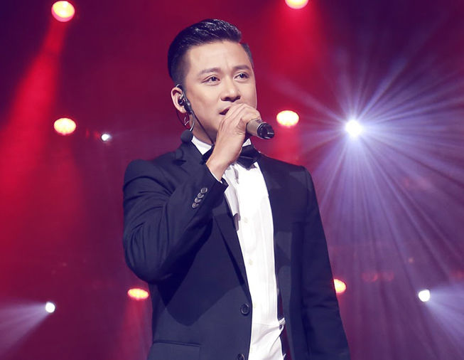 Bị bất ngờ giật mic, Bích Phương xử lí tốt còn Phi Nhung phải đền tiền