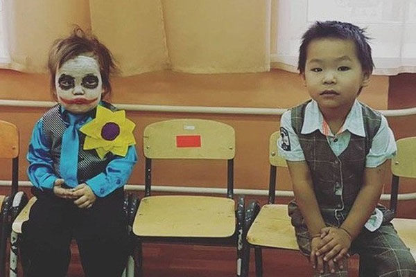 Hình ảnh Gã hề Joker do một em bé mẫu giáo người Hàn Quốc hóa trang thành gần đây gây sốt khắp các diễn đàn mạng nước này và nhiều nước châu Á.