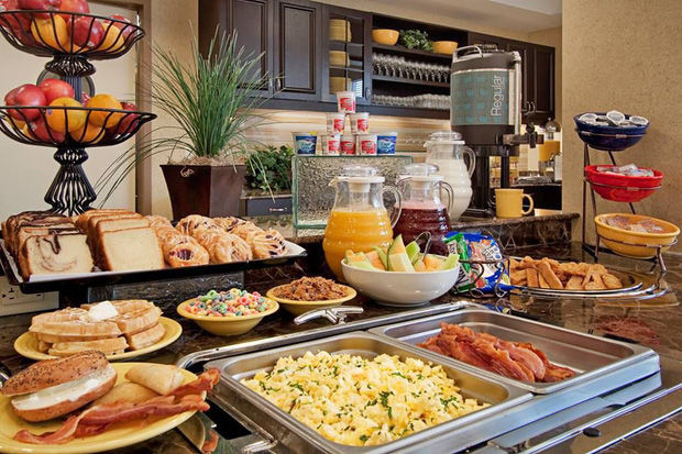 Tại sao các khách sạn thường phục vụ bữa sáng buffet miễn phí cho khách? Như vậy là họ lỗ hay lời? - Ảnh 1. Tại sao các khách sạn thường phục vụ bữa sáng buffet miễn phí cho khách? Như vậy là họ lỗ hay lời? - Ảnh 1.
