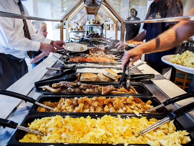 Tại sao các khách sạn thường phục vụ bữa sáng buffet miễn phí cho khách? Như vậy là họ lỗ hay lời? - Ảnh 2. Tại sao các khách sạn thường phục vụ bữa sáng buffet miễn phí cho khách? Như vậy là họ lỗ hay lời? - Ảnh 2.
