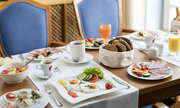 Tại sao các khách sạn thường phục vụ bữa sáng buffet miễn phí cho khách? Như vậy là họ lỗ hay lời? - Ảnh 4. Tại sao các khách sạn thường phục vụ bữa sáng buffet miễn phí cho khách? Như vậy là họ lỗ hay lời? - Ảnh 4.