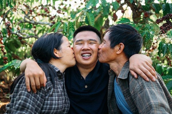 Bộ ảnh mang những nét đẹp dung dị, được chính cậu con trai chụp cho bố mẹ mình