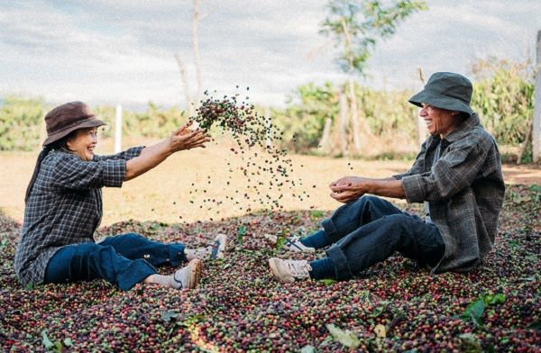Nhân vật chính trong bộ ảnh không ai khách chính là bố mẹ của tác giả. Bộ ảnh như một món quà tinh thần mà Xuân Đức dành tặng cho bố mẹ mình