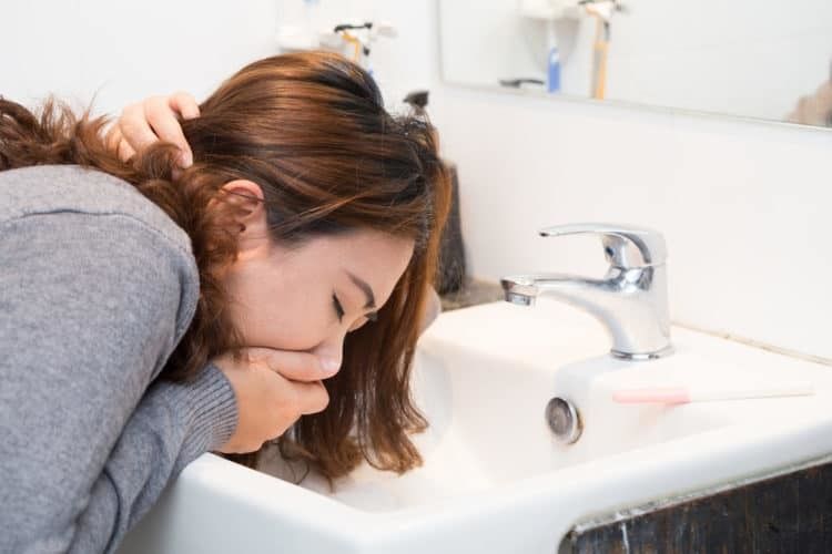 Cô gái bị ung thư dạ dày do ăn đồ rẻ để có tiền mua mỹ phẩm