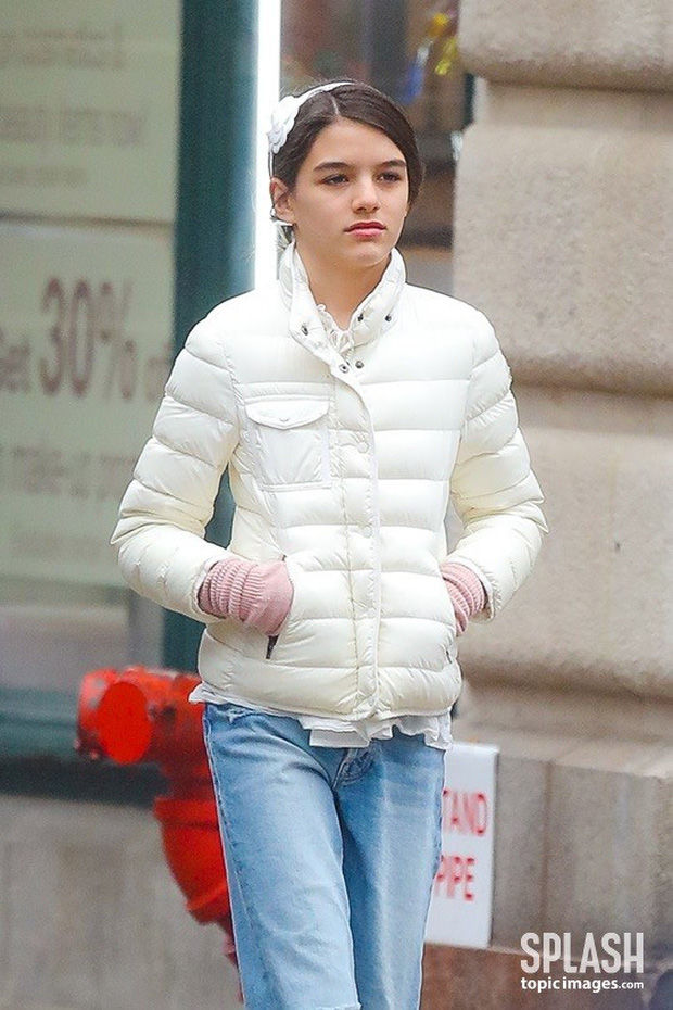 Suri Cruise bỗng leo lên top Naver, khiến netizen Hàn đứng ngồi không yên vì xinh xắn: Đúng là thừa hưởng nét đẹp từ bố - Ảnh 4. Suri Cruise bỗng leo lên top Naver, khiến netizen Hàn đứng ngồi không yên vì xinh xắn: Đúng là thừa hưởng nét đẹp từ bố - Ảnh 4.