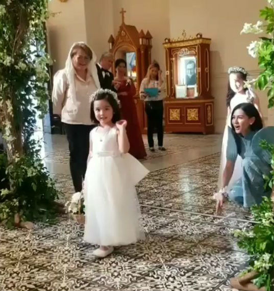 Con gái Mỹ nhân đẹp nhất Philippines gây sốt mạng khi làm phù dâu nhí trong đám cưới - Hình 1