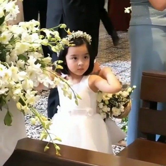 Con gái Mỹ nhân đẹp nhất Philippines gây sốt mạng khi làm phù dâu nhí trong đám cưới - Hình 2