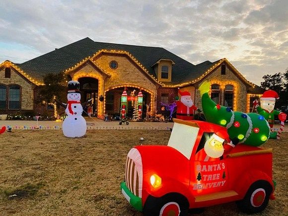 Không gian nhà lung linh, ngập tràn ánh đèn của các sao Việt tại Mỹ vào dịp Noel 2019-2