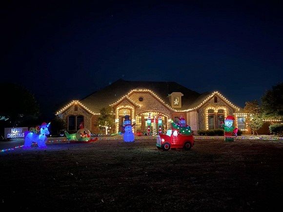 Không gian nhà lung linh, ngập tràn ánh đèn của các sao Việt tại Mỹ vào dịp Noel 2019-3
