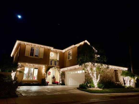 Không gian nhà lung linh, ngập tràn ánh đèn của các sao Việt tại Mỹ vào dịp Noel 2019-12