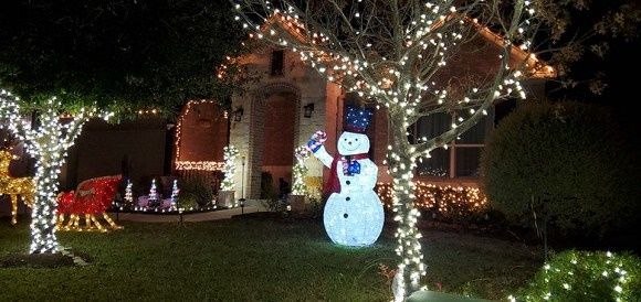 Không gian nhà lung linh, ngập tràn ánh đèn của các sao Việt tại Mỹ vào dịp Noel 2019-35