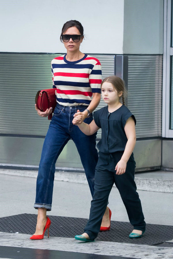 Harper diện jumpsuit xanh navy của Bonton và đôi giày nhựa hơn 10 triệu đồng từ nhà mốt Hugo Boss.
Harper diện jumpsuit xanh navy của Bonton và đôi giày nhựa hơn 10 triệu đồng từ nhà mốt Hugo Boss. 