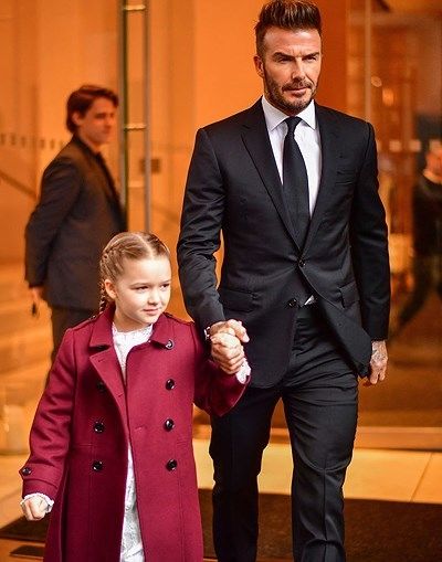Harper cùng bố đến dự buổi giới thiệu bộ sưu tập trang phục ứng dụng tại New York Fashion Week 2018 của Victoria Beckham.
Harper cùng bố đến dự buổi giới thiệu bộ sưu tập trang phục ứng dụng tại New York Fashion Week 2018 của Victoria Beckham.