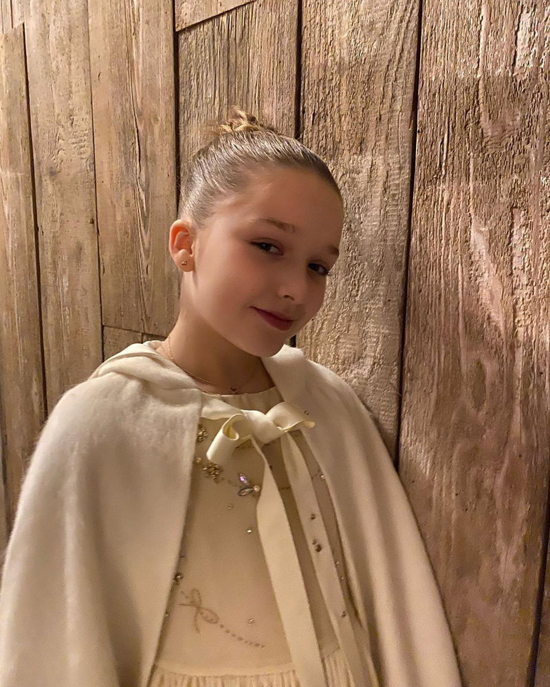 Đẳng cấp công chúa nhỏ nhà Beckham: Váy áo thiết kế riêng đã đành, đến chất liệu cũng phải trau chuốt tỉ mẩn - Ảnh 1. Đẳng cấp công chúa nhỏ nhà Beckham: Váy áo thiết kế riêng đã đành, đến chất liệu cũng phải trau chuốt tỉ mẩn - Ảnh 1.