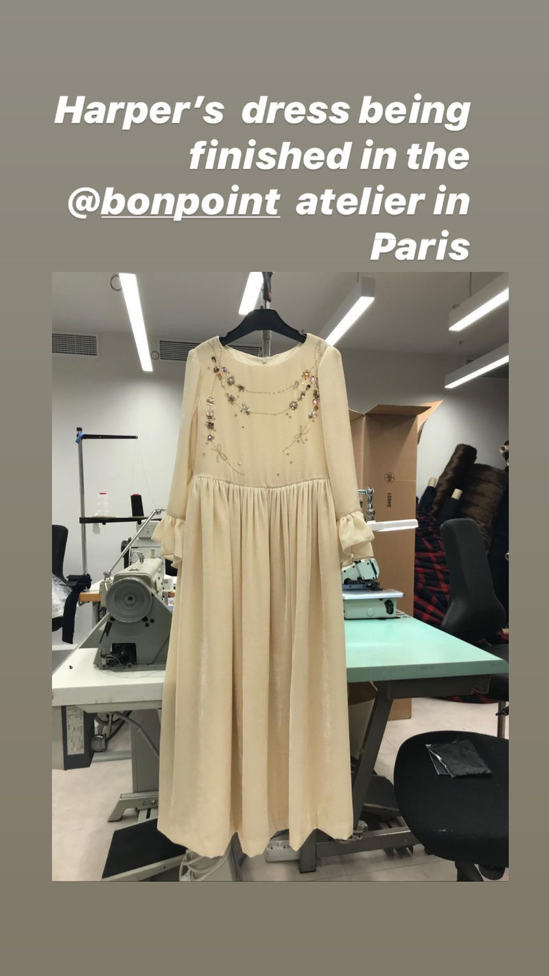 Đẳng cấp công chúa nhỏ nhà Beckham: Váy áo thiết kế riêng đã đành, đến chất liệu cũng phải trau chuốt tỉ mẩn - Ảnh 7. Đẳng cấp công chúa nhỏ nhà Beckham: Váy áo thiết kế riêng đã đành, đến chất liệu cũng phải trau chuốt tỉ mẩn - Ảnh 7.