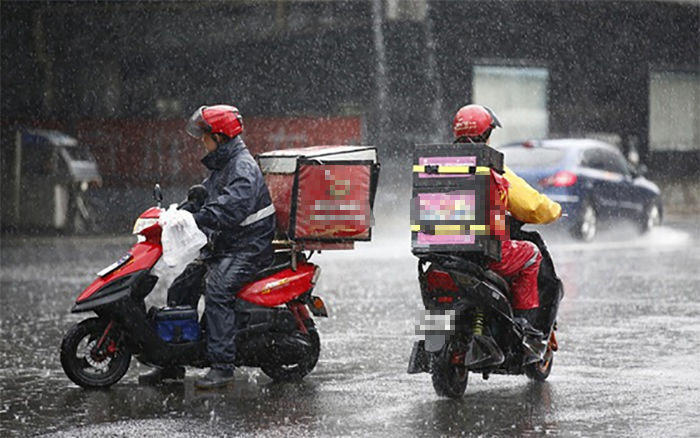Shipper bị bùng hàng bèn cay đắng ngồi ăn luôn trên vỉa hè
