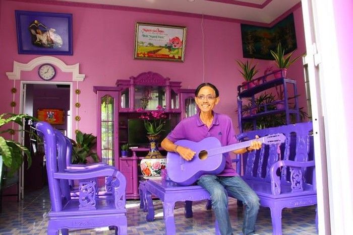 Lão nông gây sốt cộng đồng mạng với sở thích màu tím quái lạ