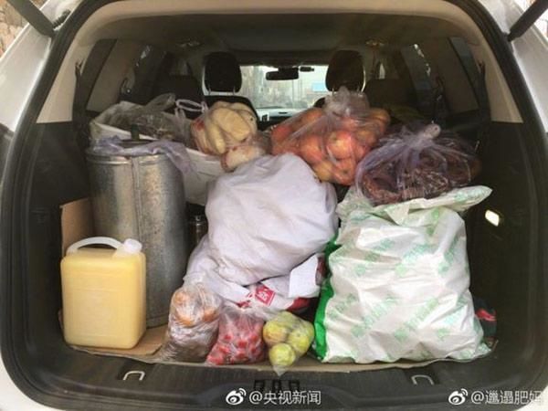tro ve thanh pho sau tet, dan mang viet hon ho khoe "nui thuc pham" duoc bo me gui theo - 4