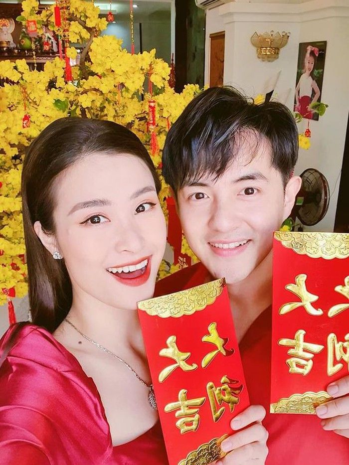 Khoe đồ đôi: Phan Hiển Khánh Thi vàng chóe, vợ chồng Đông Nhi đỏ rực