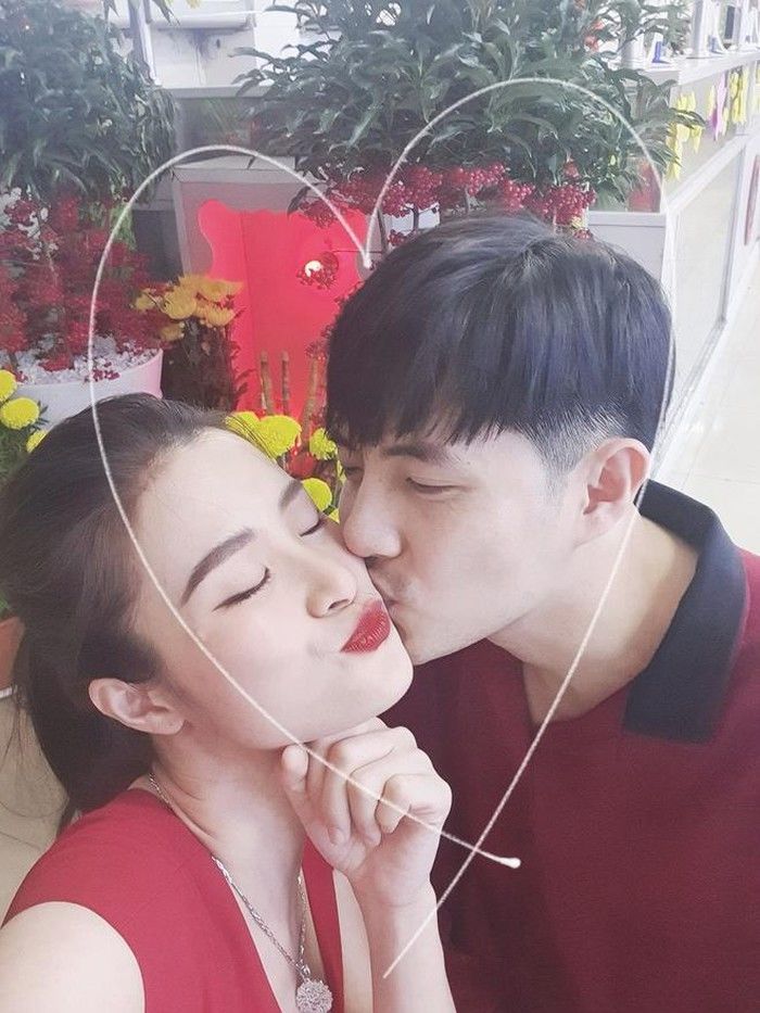 Khoe đồ đôi: Phan Hiển Khánh Thi vàng chóe, vợ chồng Đông Nhi đỏ rực