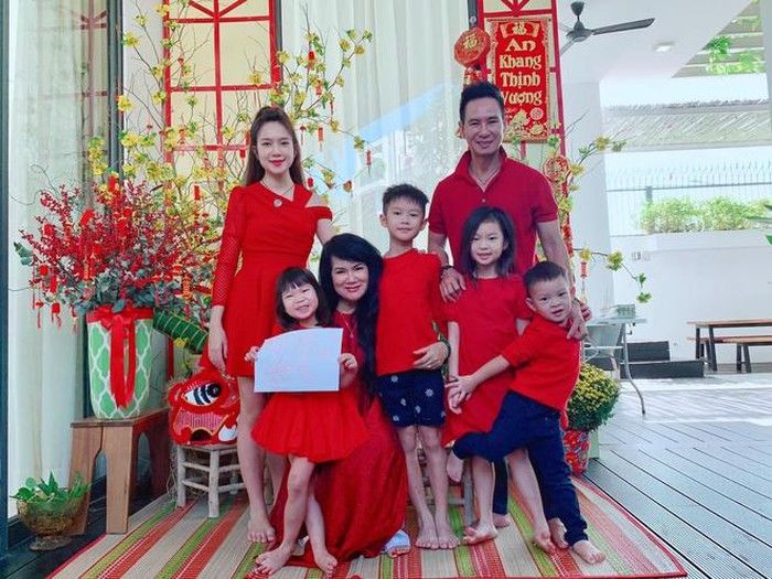 Khoe đồ đôi: Phan Hiển Khánh Thi vàng chóe, vợ chồng Đông Nhi đỏ rực