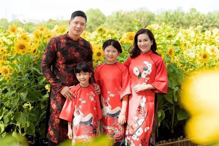 Khoe đồ đôi: Phan Hiển Khánh Thi vàng chóe, vợ chồng Đông Nhi đỏ rực