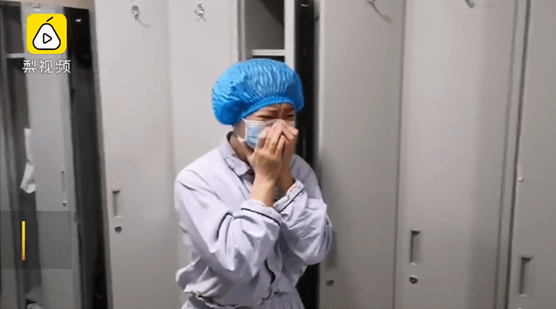 Covid -19: Bệnh nhân bật khóc cảm ơn bác sĩ trong ngày xuất viện