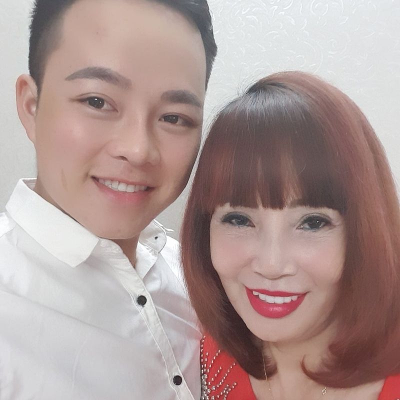 Khoe ảnh ôm hôn “đắm đuối”, cặp đôi 62 - 26 khiến CĐM ghen tị