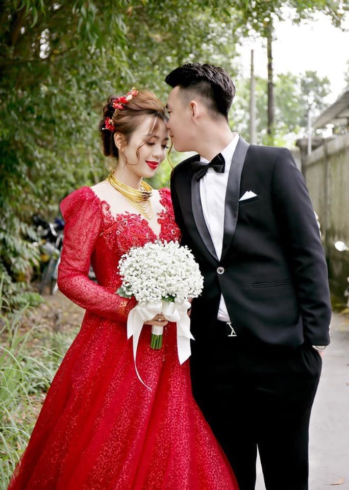 Muốn bao nhiêu váy trong ngày cưới, chú rể đáp ứng trong 1 click chuột