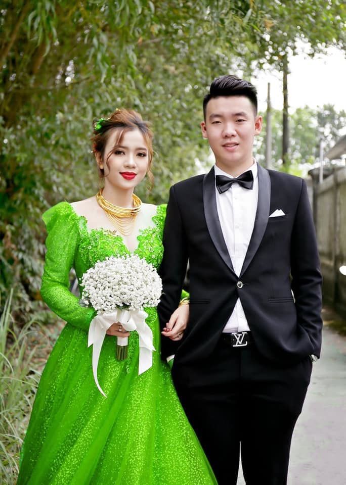 Muốn bao nhiêu váy trong ngày cưới, chú rể đáp ứng trong 1 click chuột