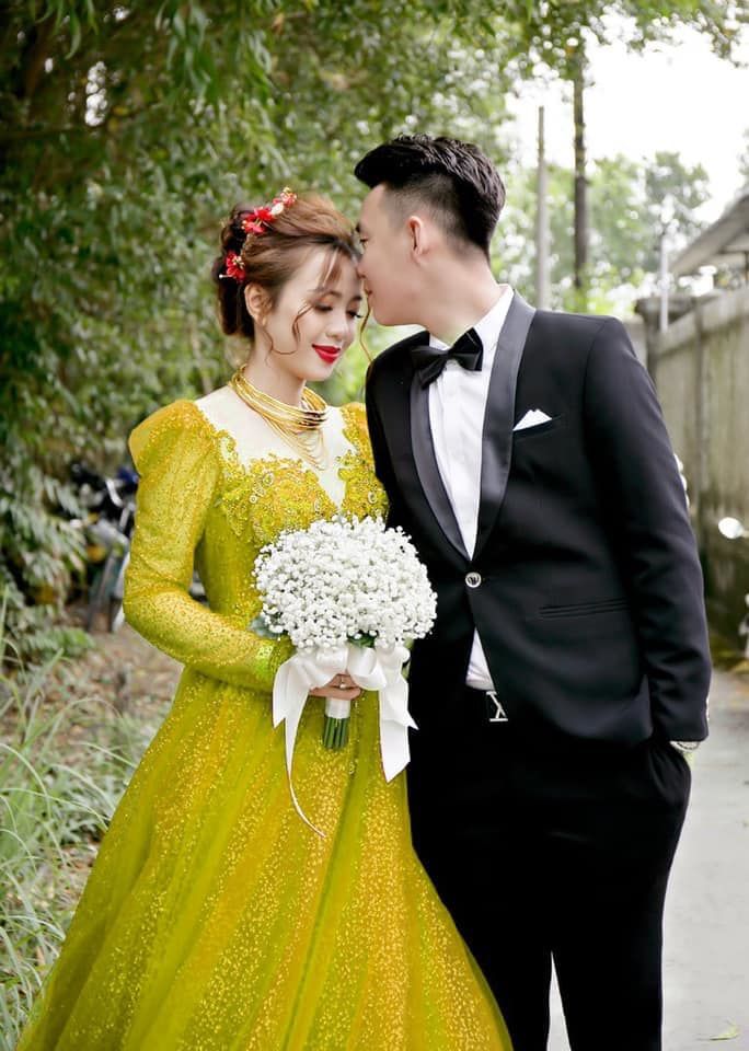 Muốn bao nhiêu váy trong ngày cưới, chú rể đáp ứng trong 1 click chuột