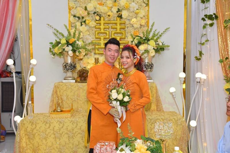 Muốn bao nhiêu váy trong ngày cưới, chú rể đáp ứng trong 1 click chuột