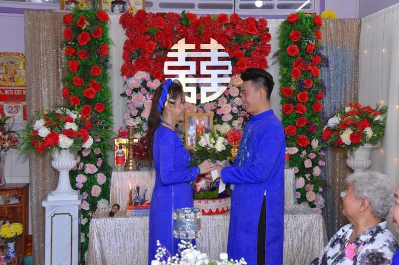 Muốn bao nhiêu váy trong ngày cưới, chú rể đáp ứng trong 1 click chuột