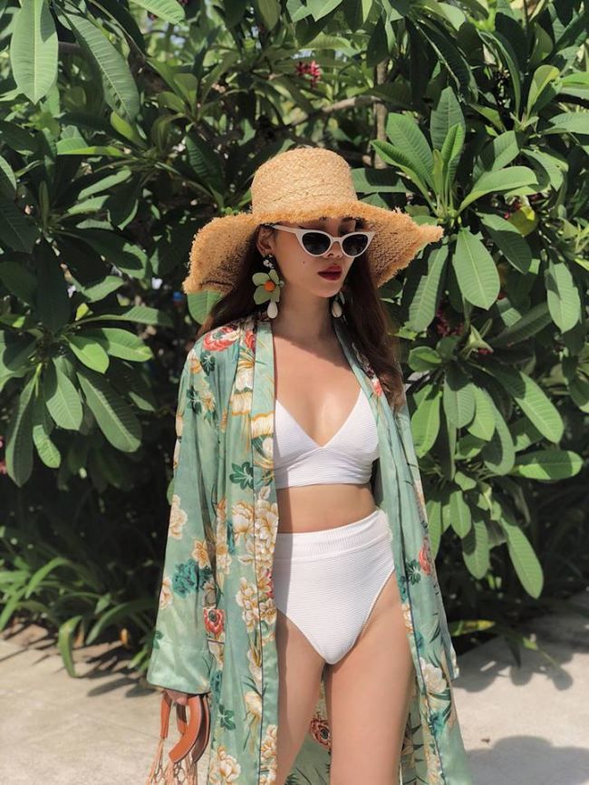 Yến Trang vào đường đua bikini sexy nối gót Hương Tràm hình ảnh 1 Học Yến Trang 3 bài tập giúp lưng thẳng, giảm mỡ bụng với 2 chai nước