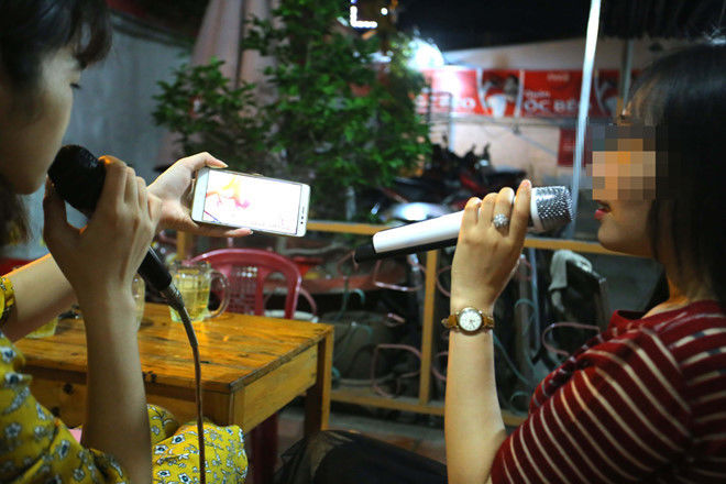 Hát karaoke gây ồn ào, ảnh hưởng khu dân cư có thể bị phạt tiền. (Ảnh: Thanh Niên).
Hát karaoke gây ồn ào, ảnh hưởng khu dân cư có thể bị phạt tiền. (Ảnh: Thanh Niên).