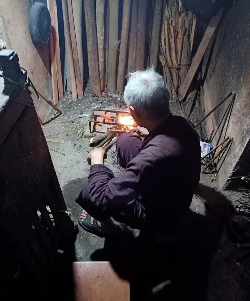 Chiếc bếp cũ trong căn nhà này, ông đã nhóm ròng suốt mấy mươi năm