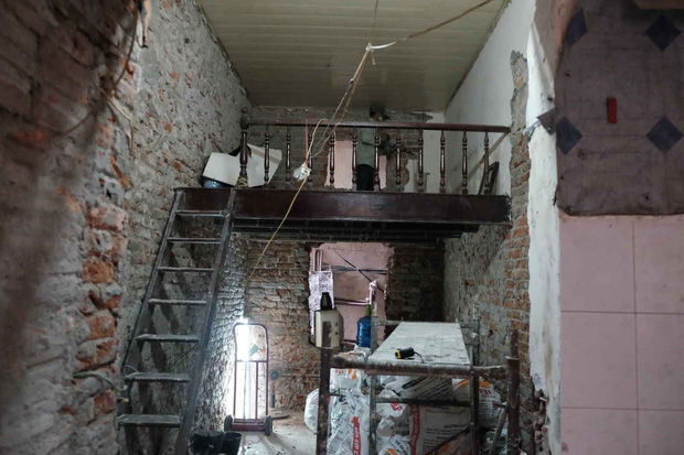 Trai phố cổ lột xác căn nhà trăm tuổi 16m2 thành homestay xinh xắn, nhìn ảnh before mới thấy đáng tiền - Ảnh 1. Trai phố cổ lột xác căn nhà trăm tuổi 16m2 thành homestay xinh xắn, nhìn ảnh before mới thấy đáng tiền - Ảnh 1.