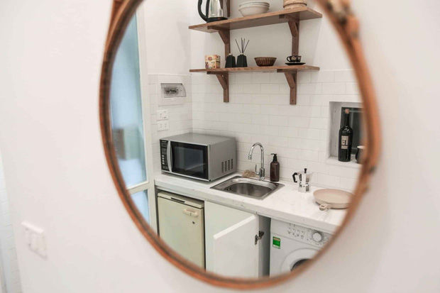 Trai phố cổ lột xác căn nhà trăm tuổi 16m2 thành homestay xinh xắn, nhìn ảnh before mới thấy đáng tiền - Ảnh 6. Trai phố cổ lột xác căn nhà trăm tuổi 16m2 thành homestay xinh xắn, nhìn ảnh before mới thấy đáng tiền - Ảnh 6.