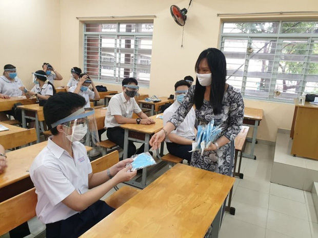 Phụ huynh tranh luận khi học sinh đeo tấm chắn giọt bắn trong lớp học: Người ủng hộ vì hạn chế nguy cơ nhiễm bệnh, người lại thương các con khó chịu, hại mắt - Ảnh 3. Phụ huynh tranh luận khi học sinh đeo tấm chắn giọt bắn trong lớp học: Người ủng hộ vì hạn chế nguy cơ nhiễm bệnh, người lại thương các con khó chịu, hại mắt - Ảnh 3.