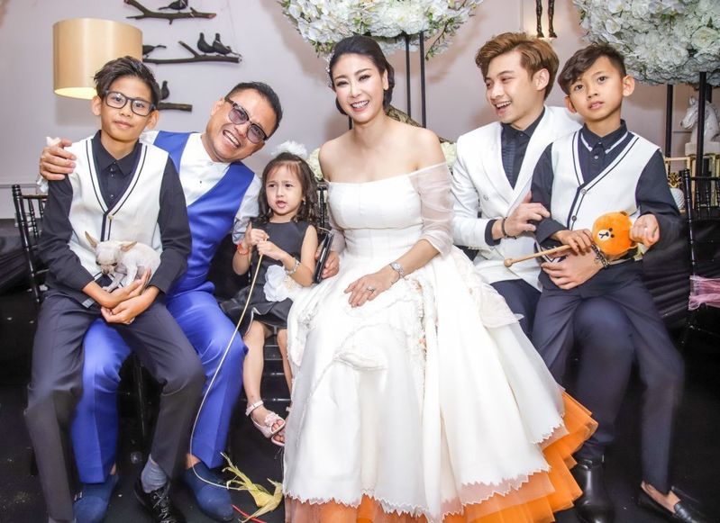 Những Hoa hậu đông con nhất Showbiz Việt: Oanh Yến giữ kỷ lục 6 đứa