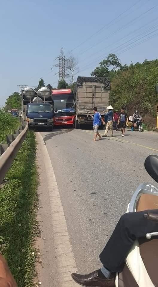 Xe khách bị kẹp giữa 2 xe tải, Coi thường tính mạng đến thế là cùng