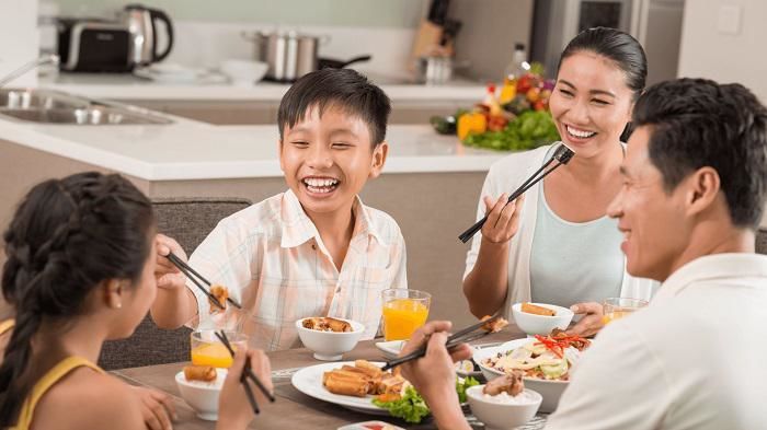 Những quy tắc lịch sự tối thiểu trên mâm cơm người Việt