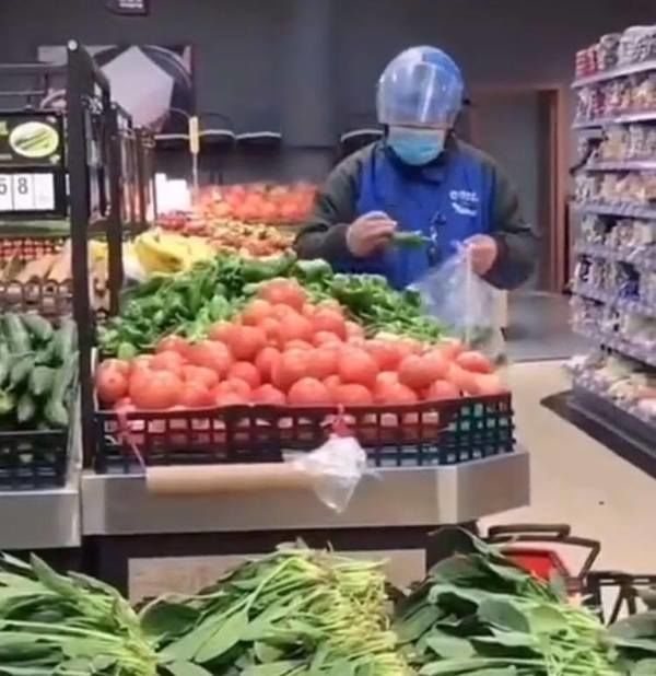 "Lựa rau tươi ngon giúp chị nhé em ơi". (Ảnh: Weibo)