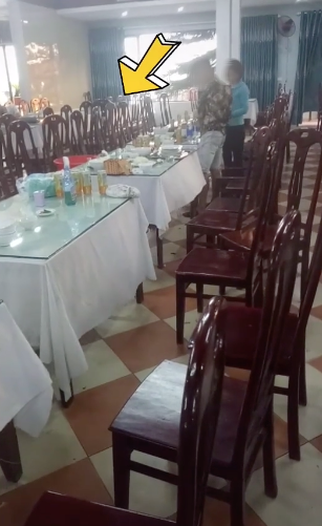 "Đại gia" đi ăn bữa cơm hơn 20 triệu nhưng vẫn ngồi đợi để lấy lại 12 nghìn tiền lẻ thừa khiến dân mạng tranh cãi - Ảnh 1.
