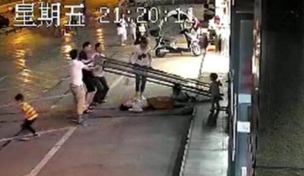 Thấy cửa kính sắp đổ, mẹ trẻ lao mình ra che, cứu được 3 em nhỏ