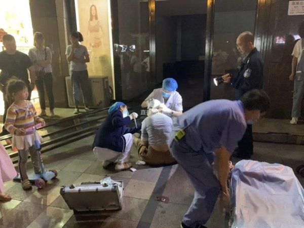 Thấy cửa kính sắp đổ, mẹ trẻ lao mình ra che, cứu được 3 em nhỏ