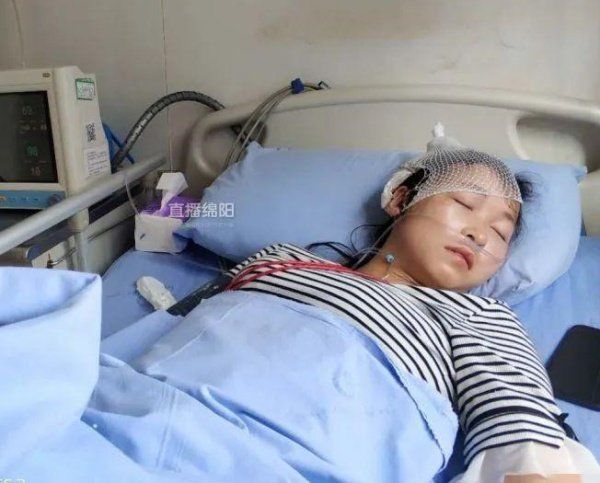Thấy cửa kính sắp đổ, mẹ trẻ lao mình ra che, cứu được 3 em nhỏ