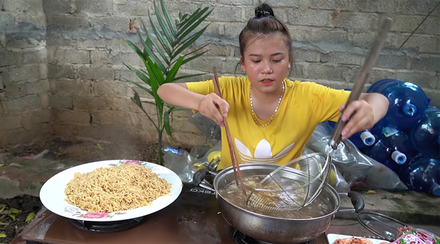 Con gái nuôi bà Tân Vlog bị soi đồ ăn mất vệ sinh trong clip mới